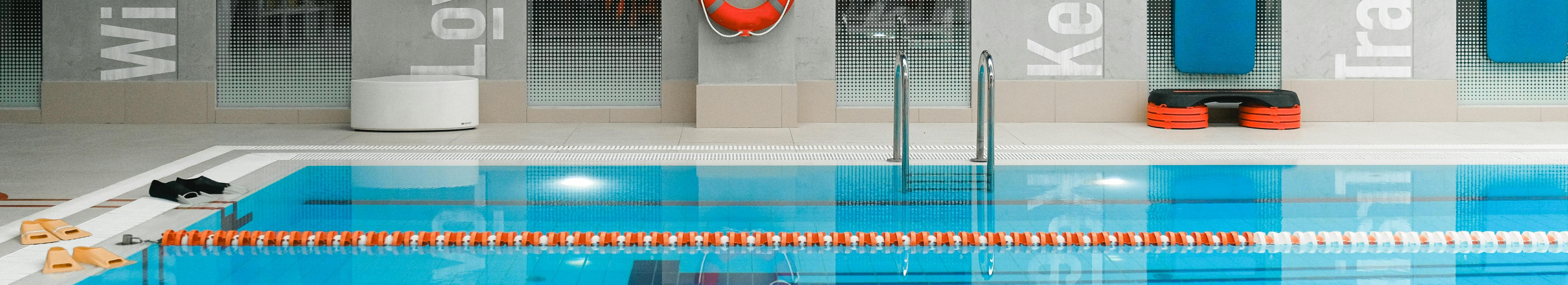 Terviklikud basseinilahendused, valgustus, pumbad ja küte, mis aitavad hoida vee puhta, mugava ja hästi toimiva. Sobib nii uutele süsteemidele kui ka olemasolevate uuendamiseks.