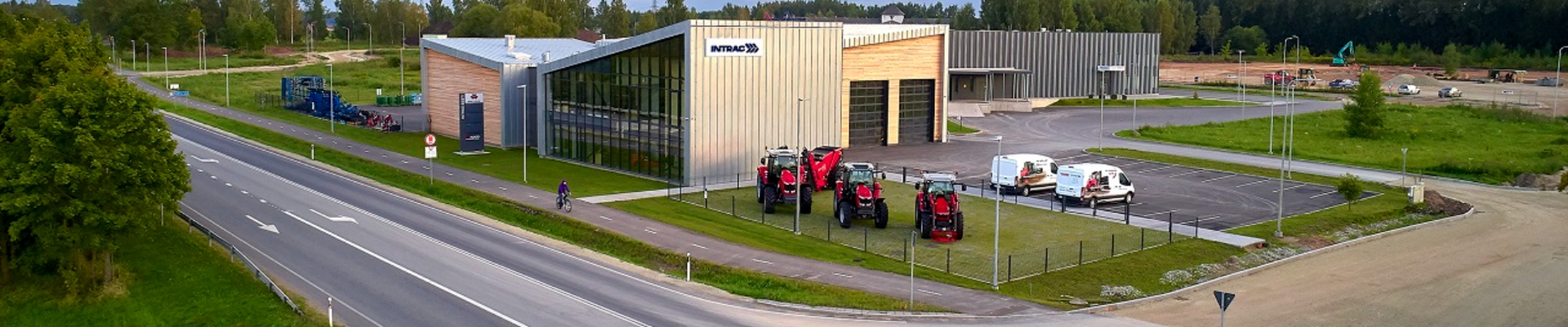 INTRAC tegutseb peamiselt Eesti turul pakkudes klientidele metsa-, ehitus-, materjalikäitlus- põllumajandusmasinaid, aia- ja väiketehnikat, lisaseadmeid.