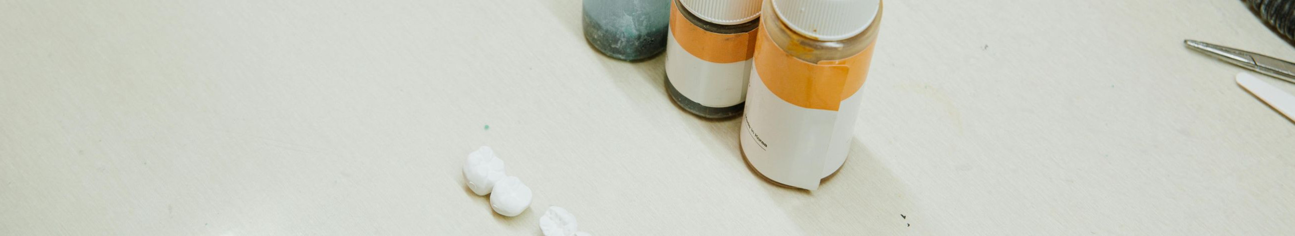 Hambaravi, labori ja spetsiaaltööde materjalid ühest kohast. Lai valik, stabiilne laoseis ja kiire tarne igapäevastele tarvikutele.