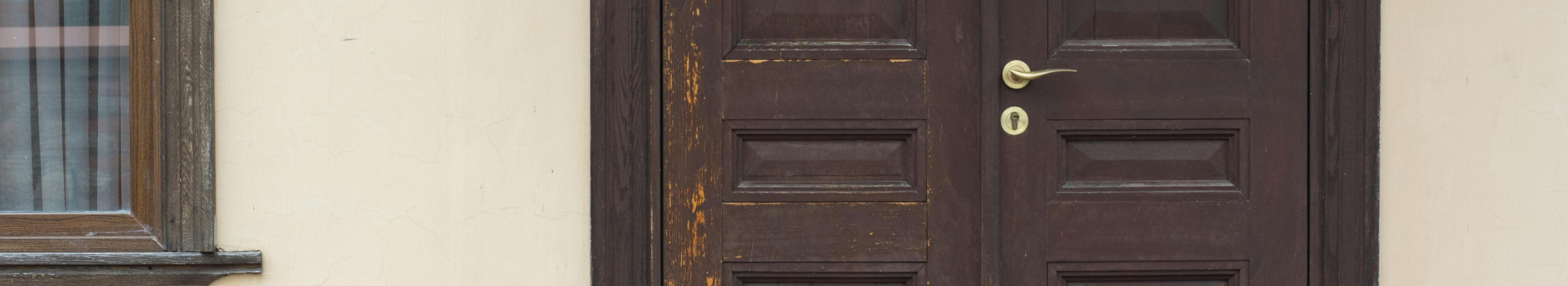 We make fully wooden doors and windows on special order and offer renovation to match the solution to the style and needs of the building. The result is durable, aesthetic and time-long.