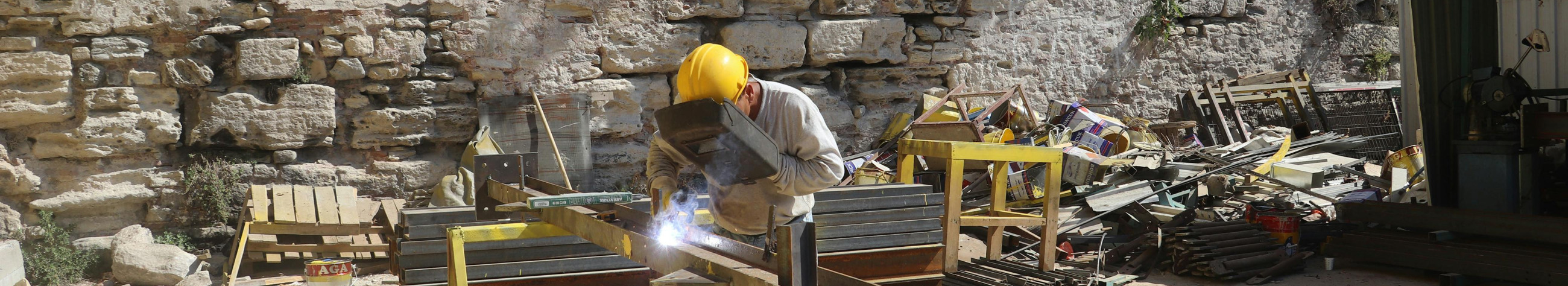 Valmistame ja paigaldame eritellimusel metallkonstruktsioone — projekteerimisest lõpptöödeni. Pakume turvalisi käsipuid ja piirdeid, treppe, aedu ning merenduse komponente koos rahvusvahelise tarnetega.
