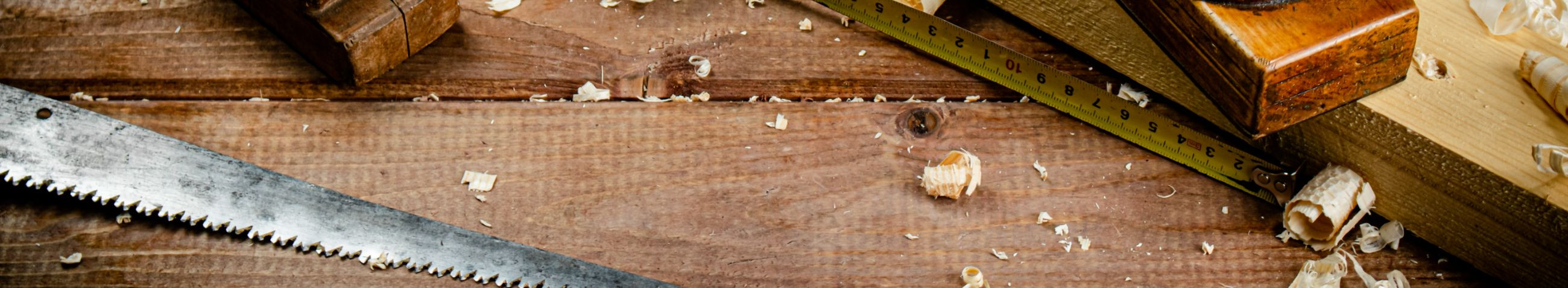Oleme pühendunud pakkuma kõrgekvaliteedilisi puidutöölahendusi, mis hõlmavad endas kohandatud puidust uste, akende ja treppide valmistamist vastavalt klientide vajadustele ja stiilieelistustele.