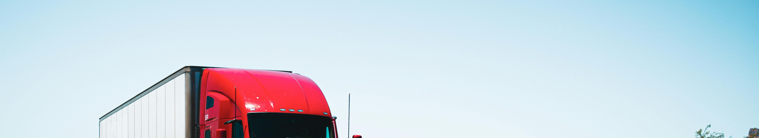 We organise freight transport, international transport and courier services so that shipments move smoothly and in a timely manner. We help keep the supply chain under simple, reliable and controlled control.
