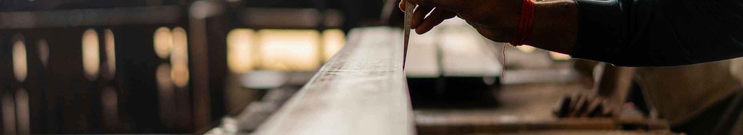 Valmistame ja paigaldame eritellimusmööbli, mis sobitub täpselt teie ruumi ja vajadustega, ühendades puidu, klaasi ja metalli. Pakume disaini, tootmist, paigaldust ja hooldusjuhiseid ühest kohast.