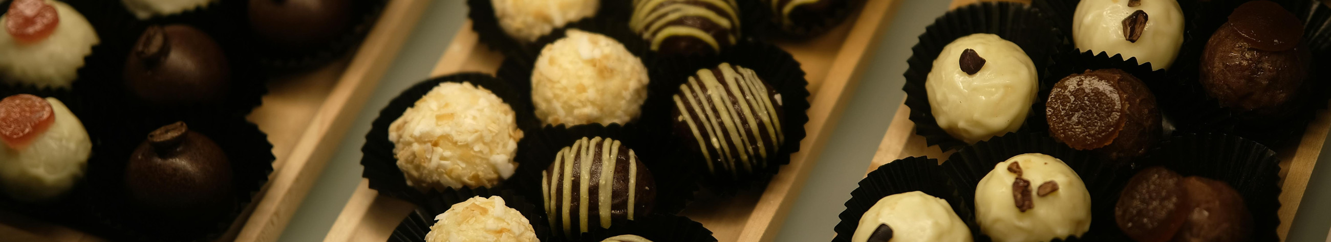 We offer handmade chocolate and truffles in the Old Town in Tallinn and French-style menus on Tartu Town Hall Square. Special orders for cakes and truffles and booking confirmations during the working day.