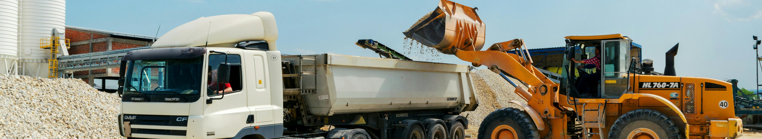 Tagame õigeaegse ja usaldusväärse lahtise kauba transpordi ning ekskavaatori- ja kallurtööd oma masinapargiga. Pakume ka pinnasetöid ja lumekoristust, et hoida töökohad ja teed kasutuskõlblikena.