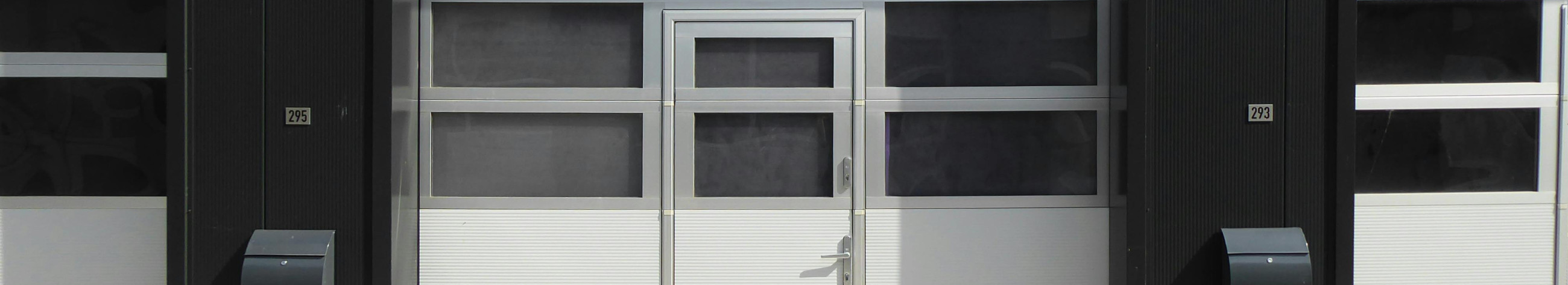We offer safe, insulated and automatic doors, gates and storage facilities for residential and industrial buildings. We support planning, dealers and offer CO2-neutral options without additional costs.