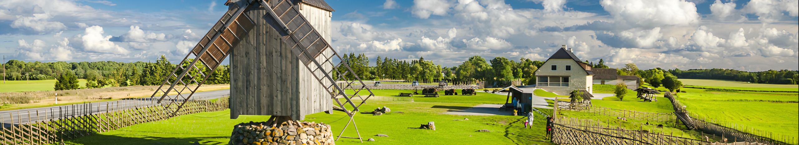 Sakadak OÜ tegeleb Saaremaa kadakapuust unikaalsete käsitöötoodete loomisega, keskendudes aksessuaaridele ja kodukaunistustele.