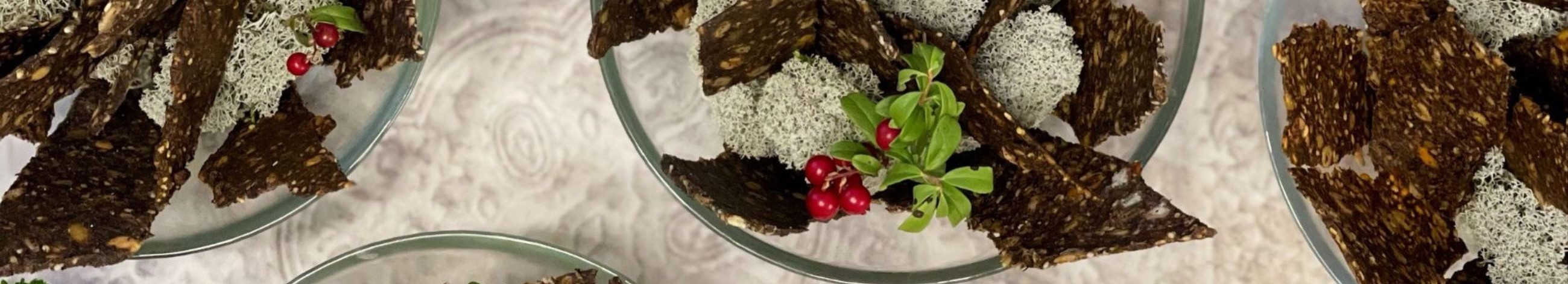 Maitsvad, kodused & armastusega valmistatud toidud, mis valmivad meie restorani köögis võimalikult kohalikust toorainest. Suvel hõrgutame igapäevaselt värskeid pagaritooteid, maitsvate hommiku- ning lõunasöökide!