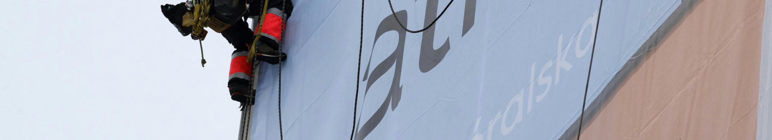 Valmistame laiformaadis reklaammaterjale, sõidukireklaame, bännereid, kleebiseid ja stende. Aitame tuua teie sõnumi nähtavalt kohale.