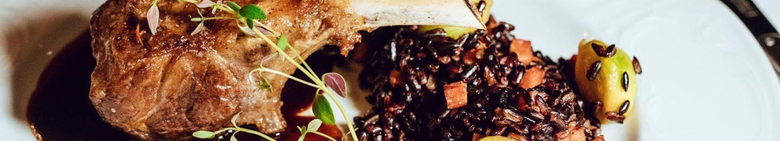 Pakume kõrgtasemelist toiduelamust, kus kvaliteetne tooraine kohtub peakoka kunstiliste roogadega, luues unustamatuid maitseelamusi.