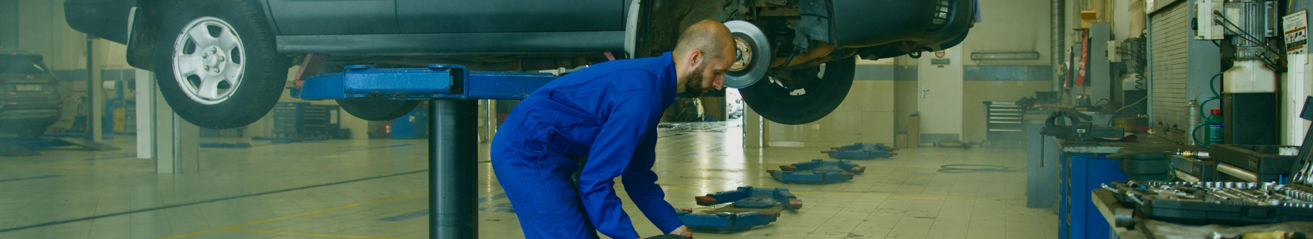 A wide range of tyres and wheels, rapid tyre replacement and car repair services. Comfortable online ordering and delivery throughout Estonia.