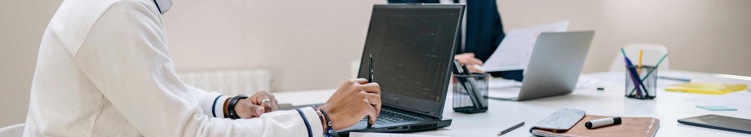 Neutralne, minimalistlik brändikeel, mis rõhutab lihtsust ja selget suhtlust.