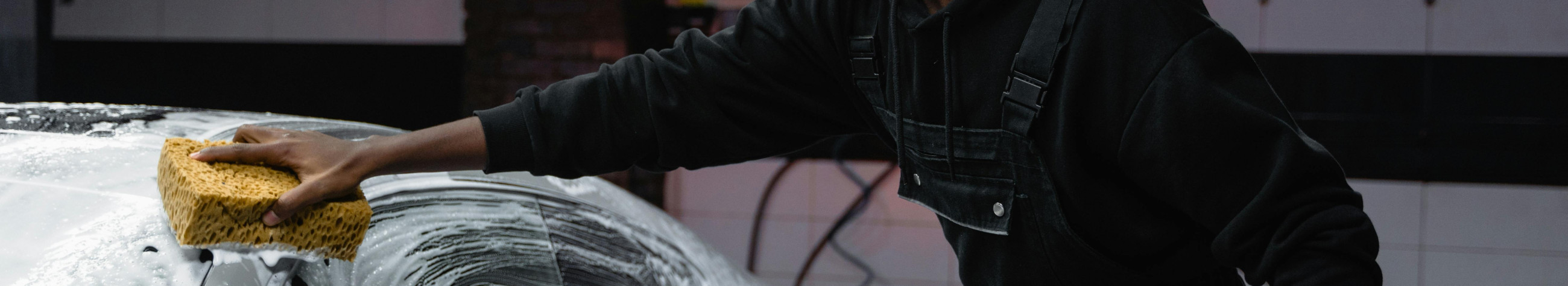 Pakume käsipesu, süvapestlust, vahatamist ja klaasikaitset, et taastada auto välimus ning kaitsta pindu. Professionaalne teenus ja konkurentsivõimelised hinnad Tallinna lähistel.