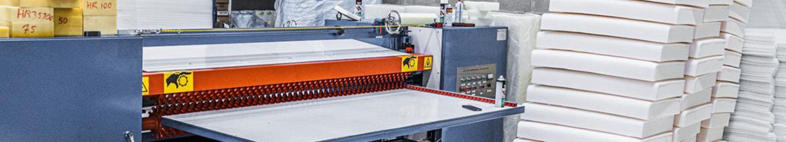 Hulgimüüja ja lepinguline tootja, kes pakub laia valikut porolooni, mööblifurnituuri, liime, akustikat ja õmblusmasinaid. Lõikekeskus tagab porolooni täpsed mõõdud ja sujuva tarneahela.