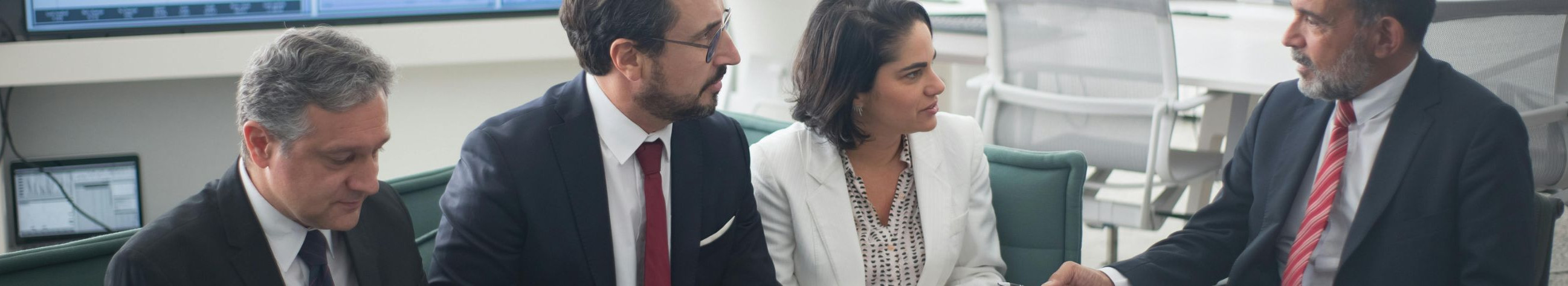 We help companies raise capital, make acquisitions and organise business real estate transactions. We offer independent advice on the execution of complex transactions.
