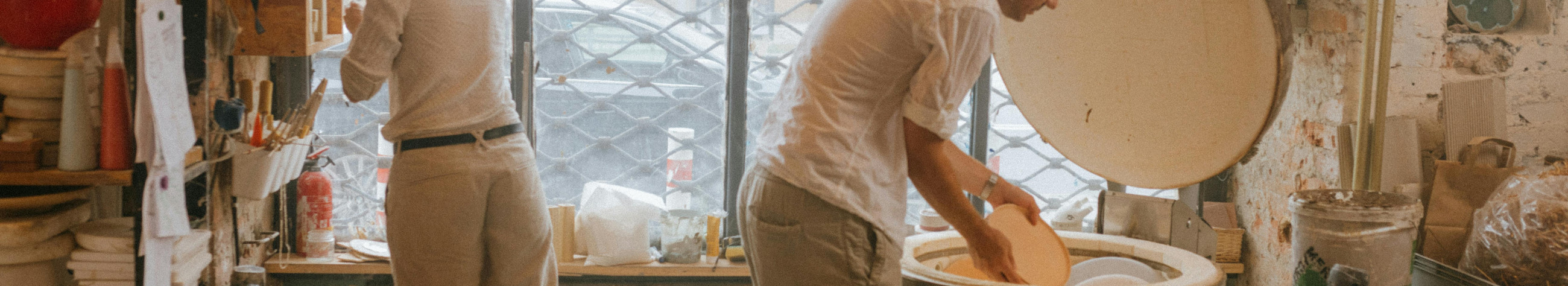 Tallinna keraamikastuudio pakub juhendatud töötubasid, üritusi, põletusteenust ja käsitsi valmistatud keraamikat. Sobib nii õppimiseks, grupiüritusteks kui ka valmis esemete ostmiseks.