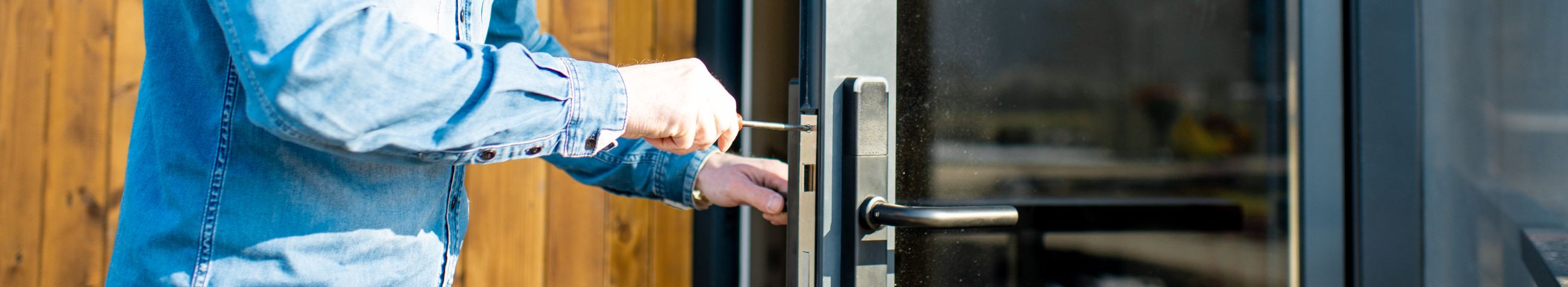 MOTOMET OÜ tegeleb GATE accessories müügiga, pakkudes kvaliteetseid lukke, lukukomplekte ja muid turvalahendusi väravatele ja muudele lukustatavatele objektidele.