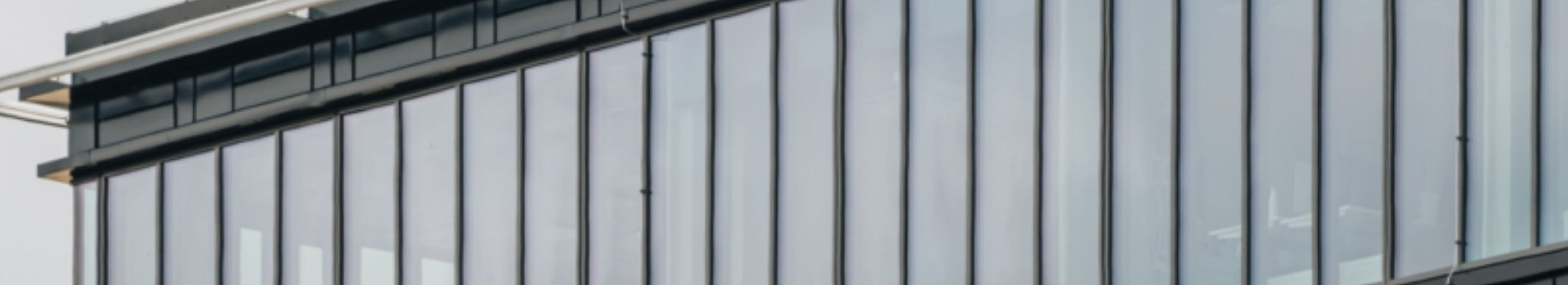 Toodame alumiiniumist uksi, aknaid ja fassaadisüsteeme, mis parandavad energiatõhusust, kestavad pikka aega ja vastavad turbe- ning tuleohutusnõuetele. Pakume tehnilist koostööd projekteerimisel ja paigaldusel.