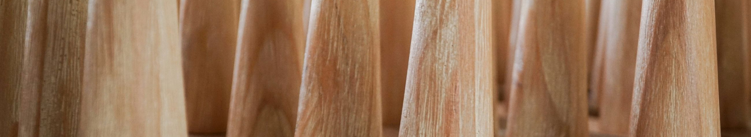 Valmistame sertifitseeritud männist ja kasepuust täispuitmööblit ning pakume stabiilset tarne‑ ja lepingutootmist jaemüüjatele, eksportööridele ja sisearhitektidele.