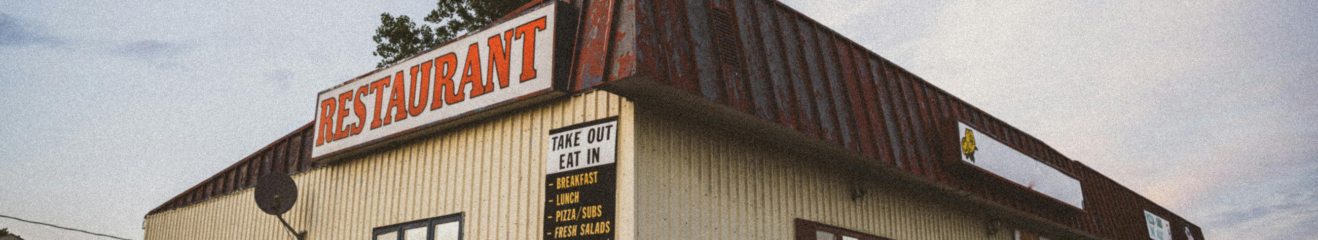 A comfortable roadside diner and a guesthouse where you can order food on site or in advance. We also offer room for groups and shelters.