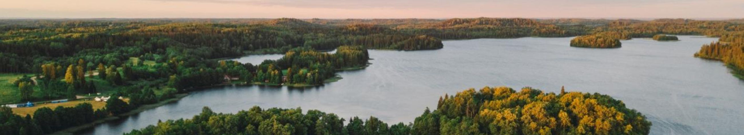 Tallinnas baseeruv täisteenust pakkuv produktsioonitiim korraldab filmivõtted, meeskonna ja asukohad Baltikumis ja Lapimaal ning toetab kohalike toetuste ja säästlike töövõtetega.