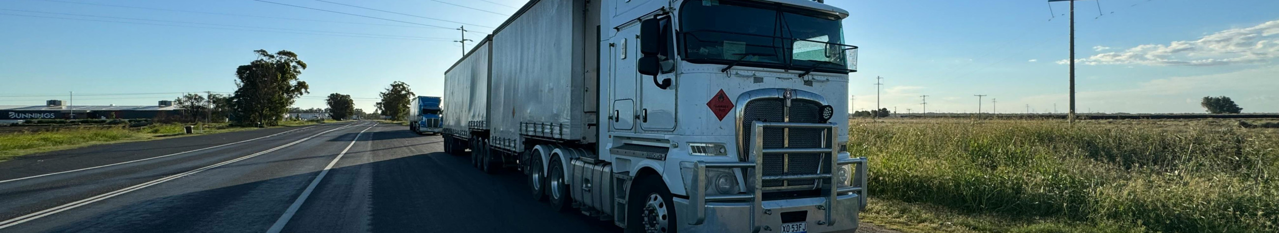 Pakume kaubavedu ja kolimisteenuseid maanteel, et teie kaup või kolimine liiguks sihtkohta sujuvalt ja õigel ajal. Aitame vähendada transportimise koordineerimise koormust.