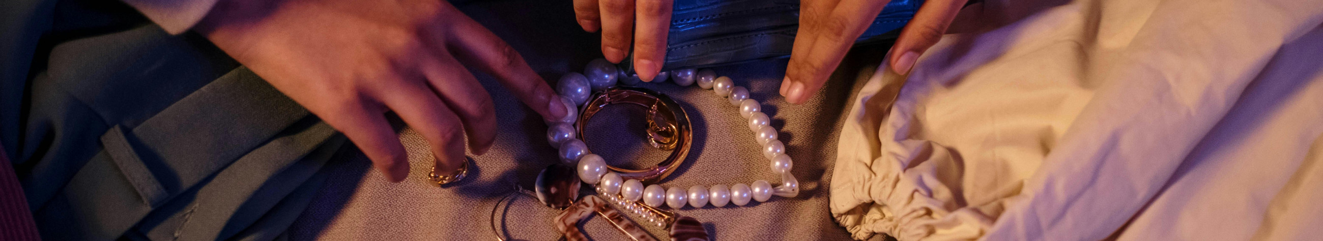 Disainime ja müüme sterlingsulamist ja vääriskividega ehteid, mis sobivad nii igapäevaseks kandmiseks kui pidulikeks hetkeks. Vahetatavad komponendid võimaldavad isikupäraseid, mitmekülgseid kombinatsioone.