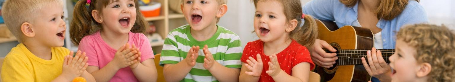 Mänguline rühmapõhine keeleõpe eelkooliealistele, mis kasutab laule, mänge ja harjutusi sõnavara, kuulamis- ja rääkimisoskuse ning enesekindluse kasvatamiseks.