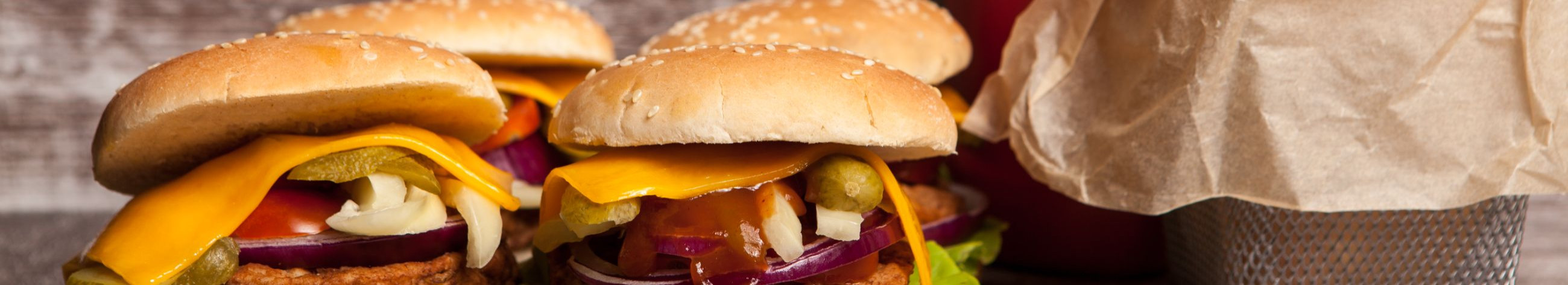 Pali,e kvaliteetset ja kiiret toitlustusteenust, tuues kokku burgeribaari elamused ja mugava kiirtoitlustuse tee ääres.