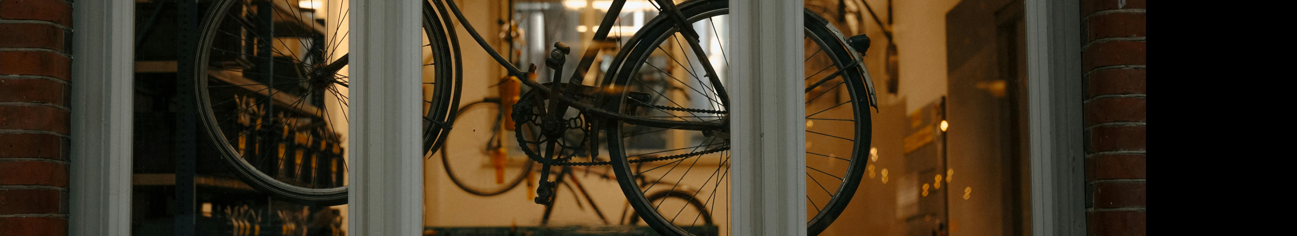 Uued ja kureeritud kasutatud rattad, varuosad ja tarvikud Tallinnas ja veebis. Usaldusväärne hooldus ja mugav broneerimine hoiavad su ratta sõidus.