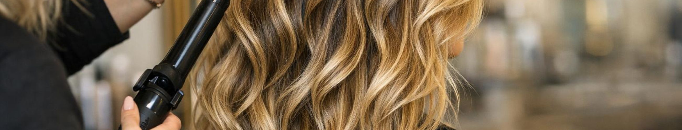 Täpsed lõikused, kaasaegsed värvitehnikad ja taastavad hooldused, mis pikendavad juuste ilu ja hoiavad tulemuse kauem.