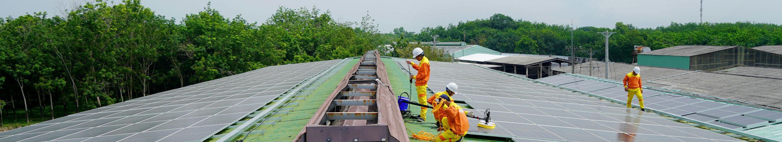 We offer customized full solutions for solar energy and storage - from consultation to design, from construction to maintenance. We provide authorisation and guarantee support and reliable renewable energy equipment.