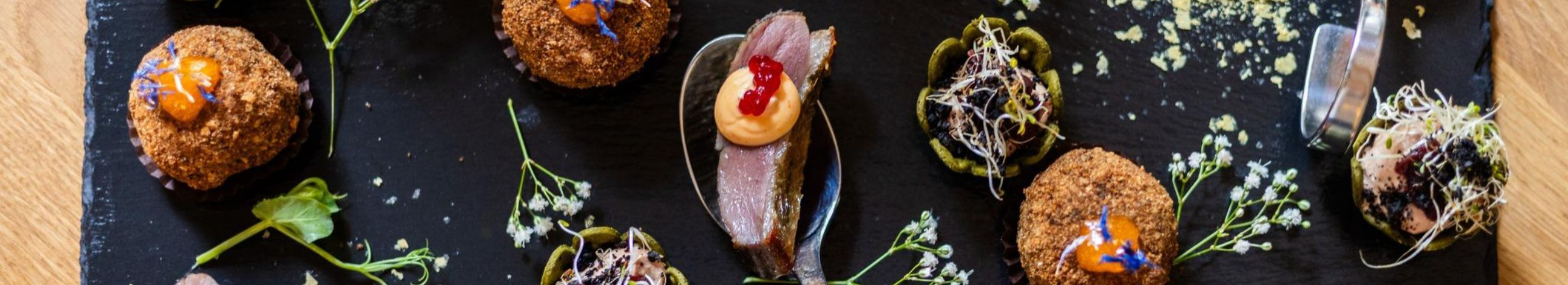 Pakume toitlustust, ürituse korraldust, erinevaid kohti ürituste läbiviimiseks. Korraldame kõik sündmused beebi varvastest matusteni.