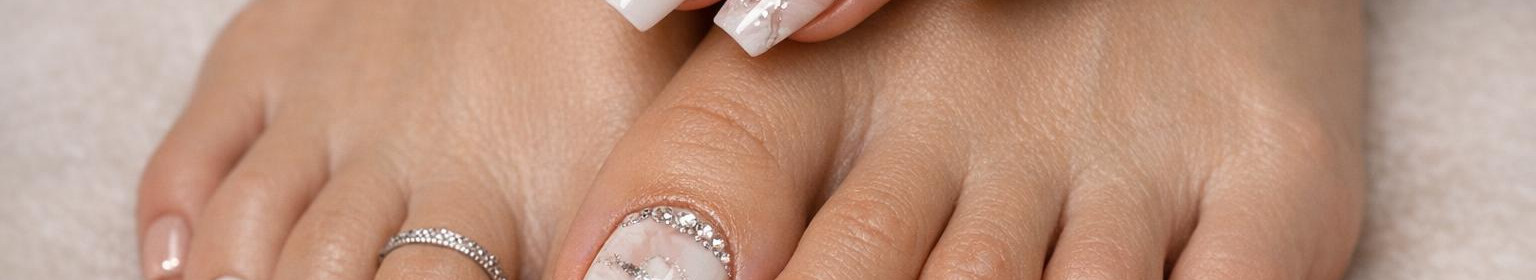 Pakume professionaalset maniküüri, pediküüri, geeli- ja akrüülkattesid ning isikupärast küünedisaini, mis jätab käed ja jalad hoolitsetud ning enesekindla välimusega.