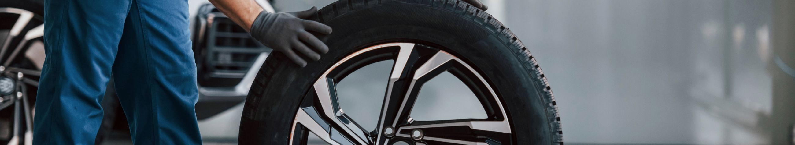 We offer a full range of services for cars, vans, and SUVs, including parts replacement, electrical work, light configuration, bridge adjustment, wheel balancing, tyre repair, and tyre storage.
