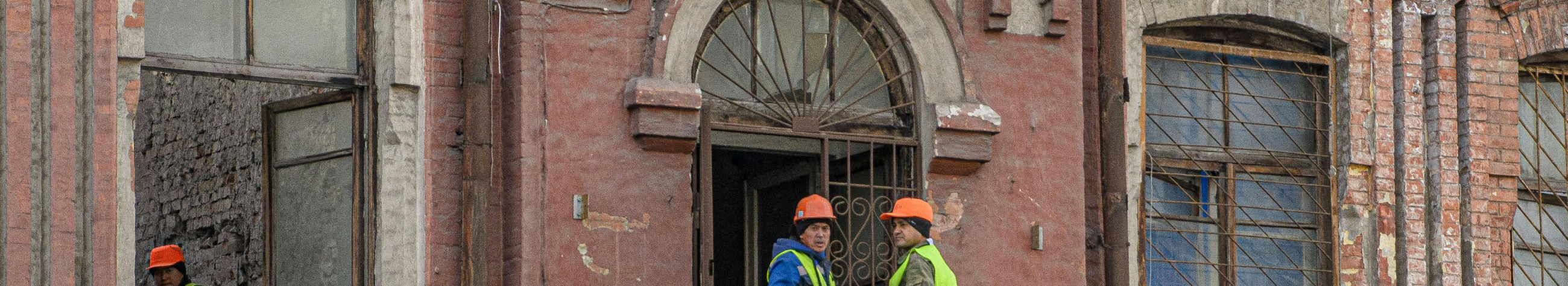 We offer construction and reconstruction works that clean up, renew and value buildings. We also deal with heritage, façade and natural plasters, so that the result is sustainable and decent.