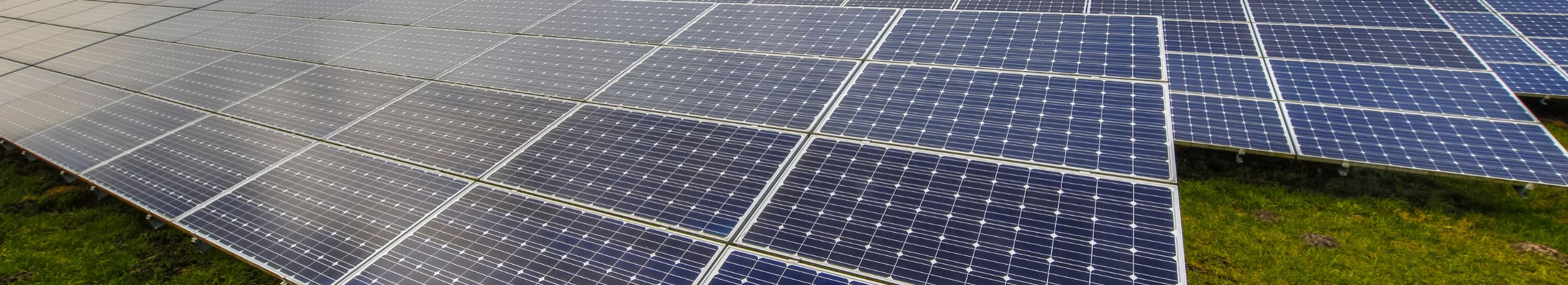 kaubandusprojektid, päikesepaneelide paigaldusteenus ilma elektritöödeta, nutitehnoloogia integreerimine, roheline energia, komponentide kokkupanek, fotogalvaaniline tehnoloogia, päikeseenergia projektid, elamupaneelid, mitteelektrilised tööd, tehnilised konsultatsioonid