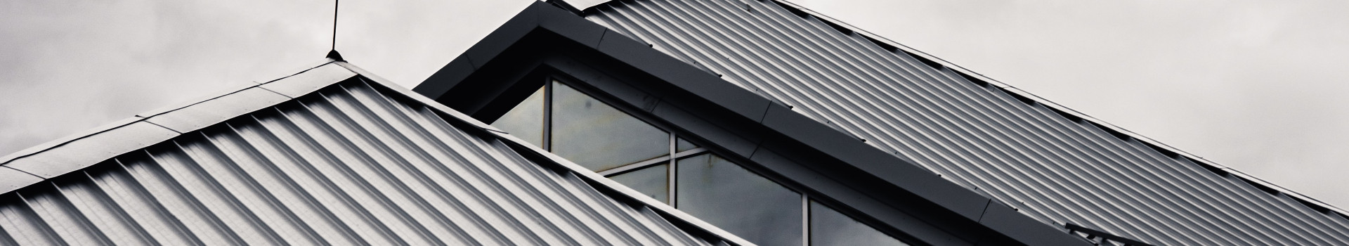 Teostame plekitöid! Painutame plekki paksusega kuni 1.0 mm (alumiinium 1,5 mm) ja pikkusega kuni 3100 mm. Meilt saate nii akna, kui katuse ääreplekid, vee-, otsaplekid ja kõik liistprofiil plekid! Lisaks teostame üldehitustöid.