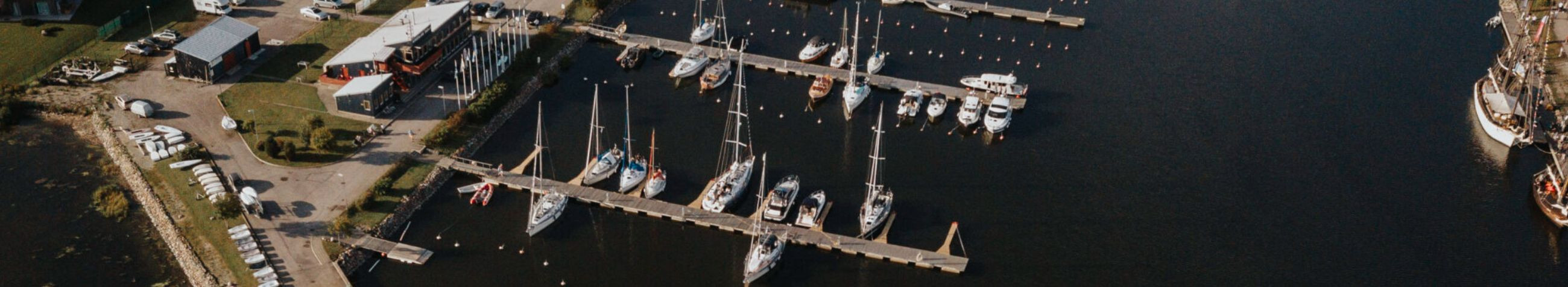 Kuressaare Jahisadam on mitmekülgne merendusettevõte, mis pakub kaikohtade renti, vahvaid paadisõite ning mitmekülgseid sadamateenuseid, edendades samal ajal merendusalast haridust ja keskkonnasõbralikku merendust linnaelanike ja külastajate seas.