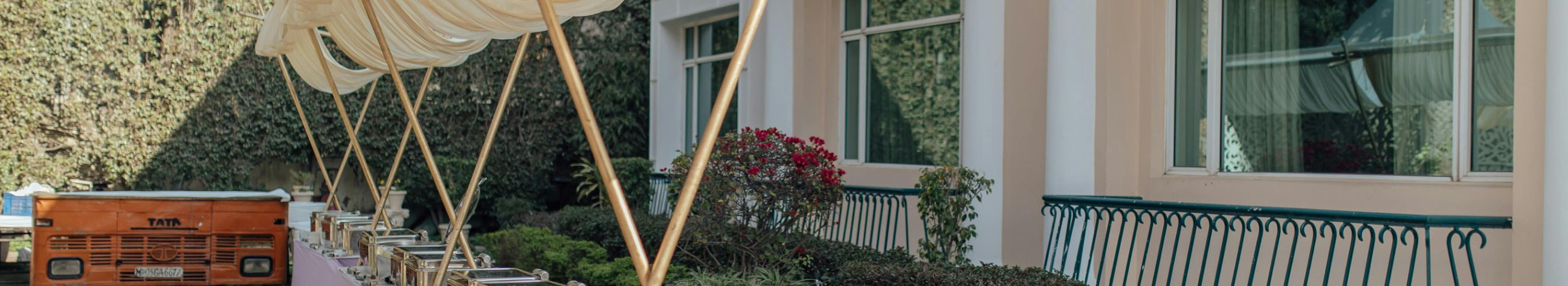 We offer on-site café, e-shop ready-made meals and custom catering services, along with menu planning, delivery and laws, so that you can enjoy the event.