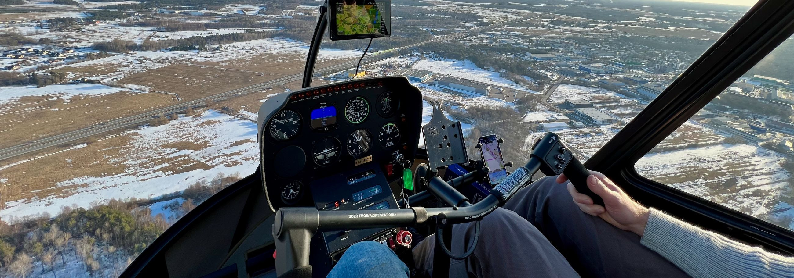 Piloodikoolis õpitakse lennuki juhtimist, lennundusteooriat ja ohutust, et saada erapiloodi või täiendkoolituse piloodi luba ning alustada karjääri lennunduses.
