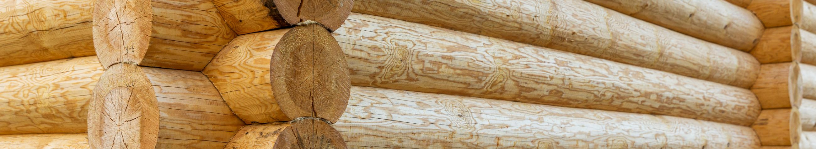 Oleme spetsialiseerunud traditsioonilisele puidutööle, luues eritellimusel puidust mänguasju, aiamaju ja treppe, taastades samal ajal ka ajaloolisi puitkonstruktsioone.