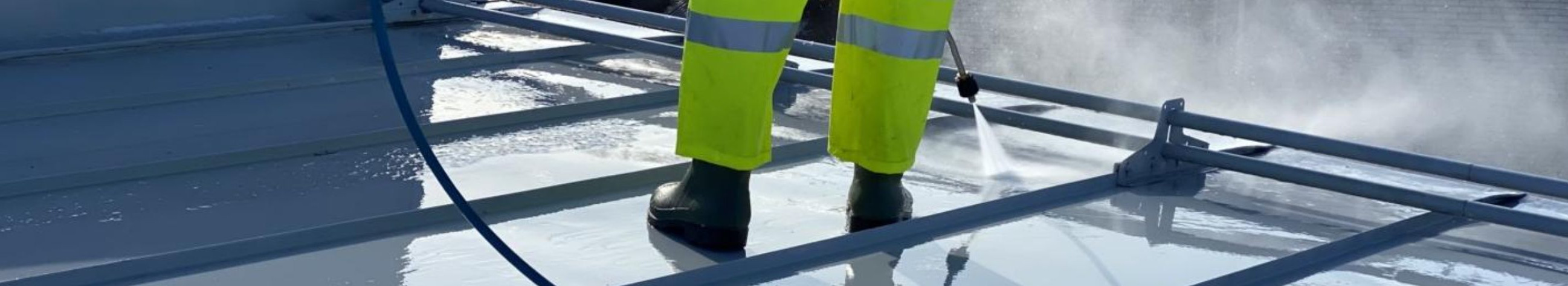 Katuse hooldus, renoveerimine ja turvasüsteemid, mis aitavad hoida hoone heas seisus ja vähendada ilmastikukahju. Töödega ka fassaadid, kivipinnad ja talvine katuse puhastus.