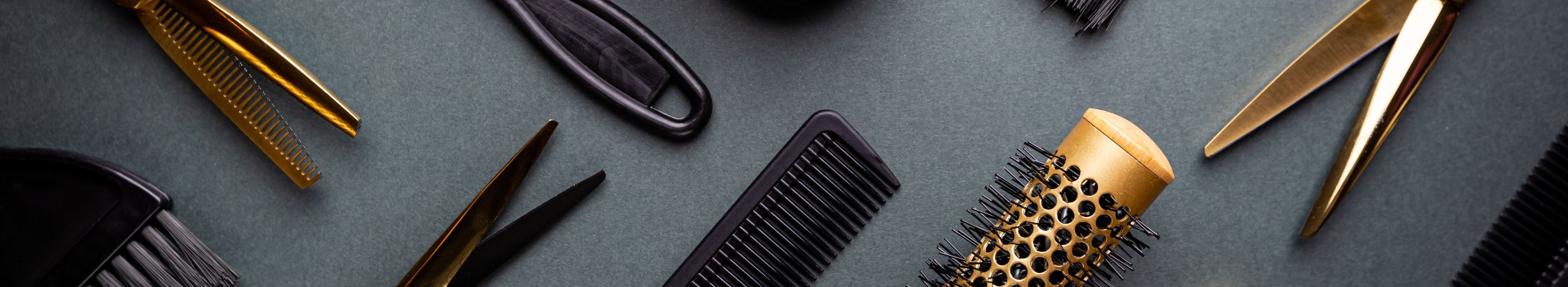 Pakume professionaalseid juuksuriteenuseid alates juuksevärvimisest ja lõikamisest kuni spetsiaalsete hooldusprotseduurideni, tagades klientidele kõrgekvaliteedilise juuksehoolduse ja stiilse väljanägemise.