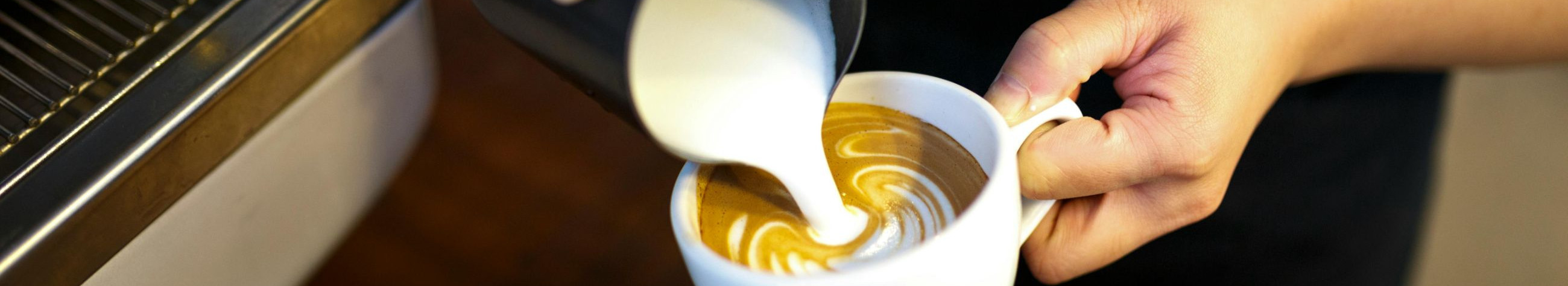 We offer carefully prepared coffee drinks, fresh bakery products and delicious breakfasts in a cosy atmosphere. Friendly service and regular events make every visit special.