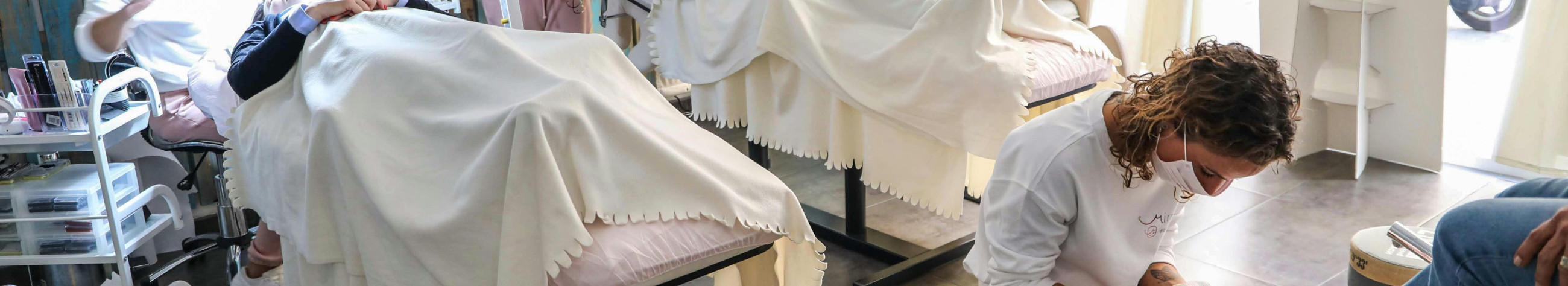 Pakume näo-, keha-, küünte- ja pilguhooldusi ning jumestust, et sinu välimus oleks värske ja hoolitsetud. Professionaalne teenus sobib nii igapäevaseks hoolduseks kui ka eriliseks sündmuseks.