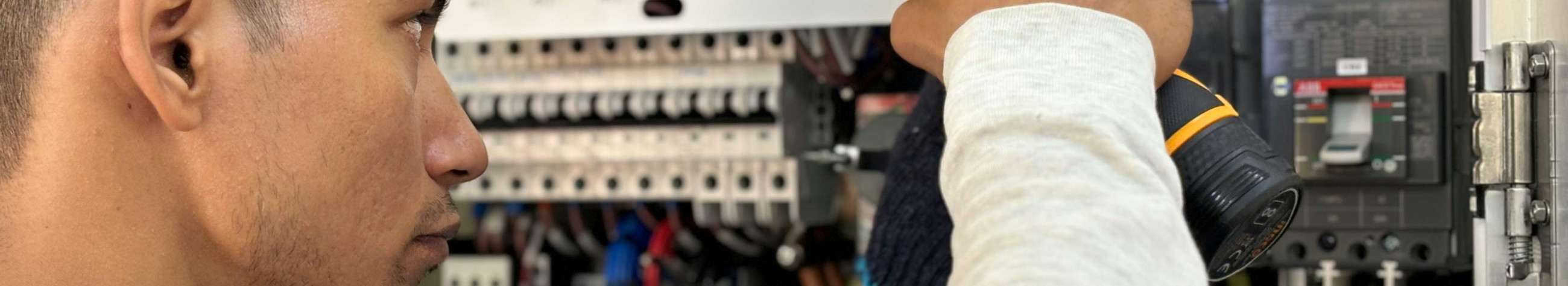 Pakume paigaldust, kaabeldust, seadmete ühendamist ning valgustuse ja elektrikilpide töid. Saate toimiva ja hoolikalt teostatud elektrisüsteemi nii uutele kui olemasolevatele objektidele.