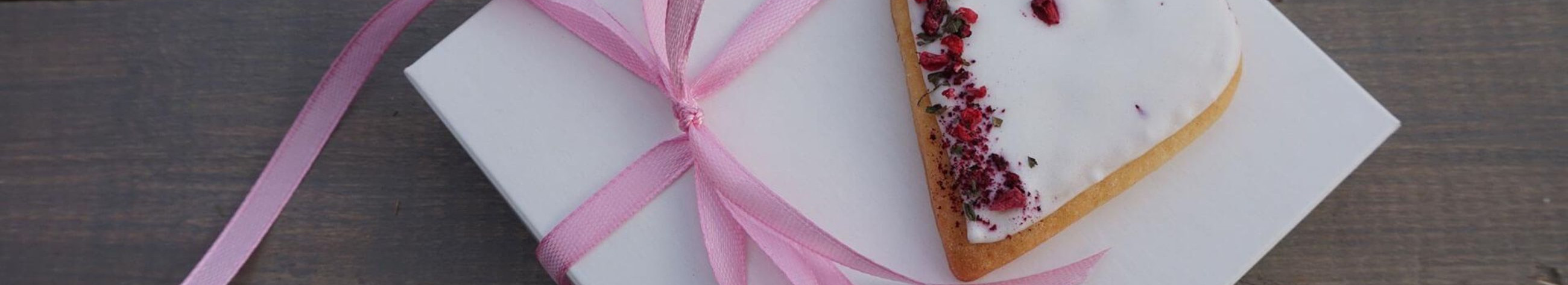 Käsitsi glasuuritud ja gurmeeküpsised ning kohandatud kinkekomplektid peamiselt Eesti looduslikest koostisosadest. Veebitellimus, kaitsev pakend ja usaldusväärne kohaletoimetus.