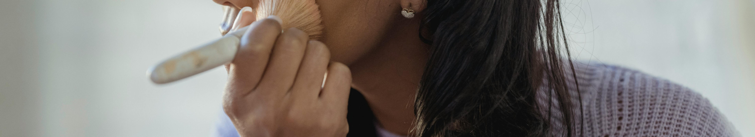 Shaking., Adapted to skin tone, SPF30, 15 ml travel format, mini brush, Silk finishing, moisturising, pocket-friendly, rapid application, accurate finishing